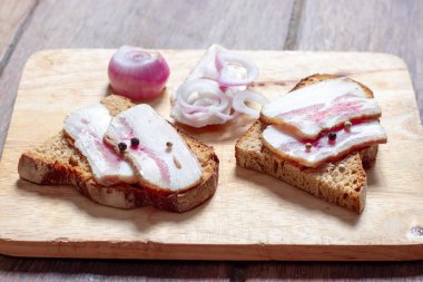 Tahtada siyah ekmek ve soğan olan domuz yağı..