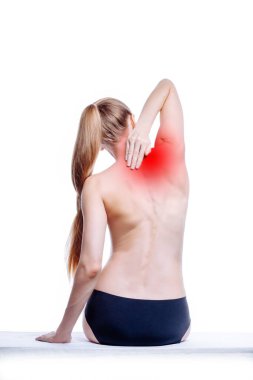 Sırtı, omuzları ve boynu ağrıyan genç bir kadın. Sağlık hizmetleri konsepti. Siyah ve beyazı kapat