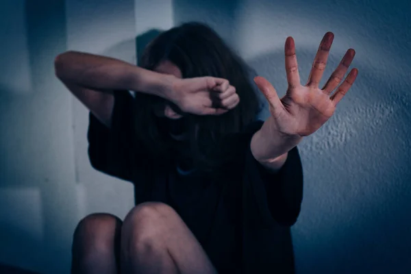 여성은 폭력으로 고통받습니다 그녀는 바닥에 티셔츠를 얼굴을 내밀고 있습니다 — 스톡 사진