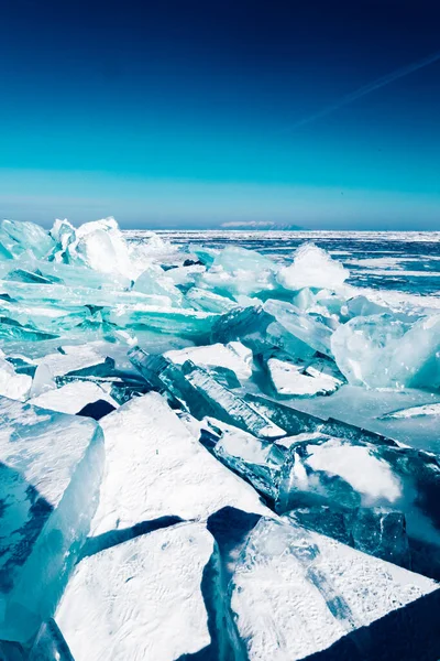 氷の亀裂を溶かす 北極の冬の背景 海岸沿いの冬の氷 — ストック写真