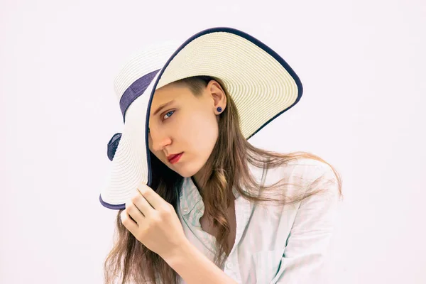 Mujer Joven Moda Sombrero Ala Ancha Sobre Fondo Blanco —  Fotos de Stock