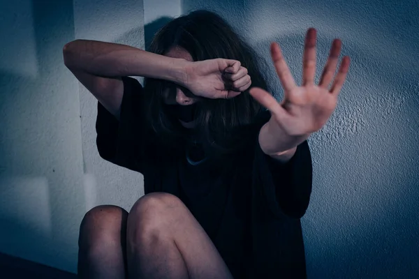 여성은 폭력으로 고통받습니다 그녀는 바닥에 티셔츠를 얼굴을 내밀고 있습니다 — 스톡 사진