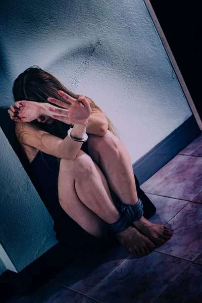 Una Giovane Donna Soffre Violenza Siede Sul Pavimento Copre Viso — Foto Stock