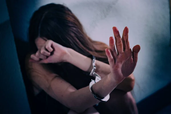 Una Giovane Donna Soffre Violenza Siede Sul Pavimento Copre Viso — Foto Stock