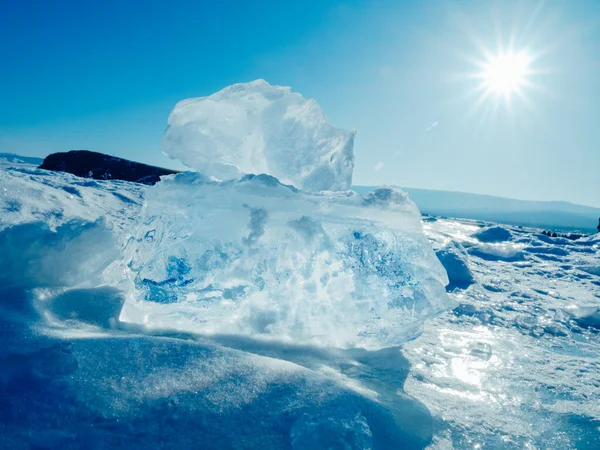 太陽の下で氷の塊が輝いている 北極の冬の背景 海岸沿いの冬の氷 — ストック写真