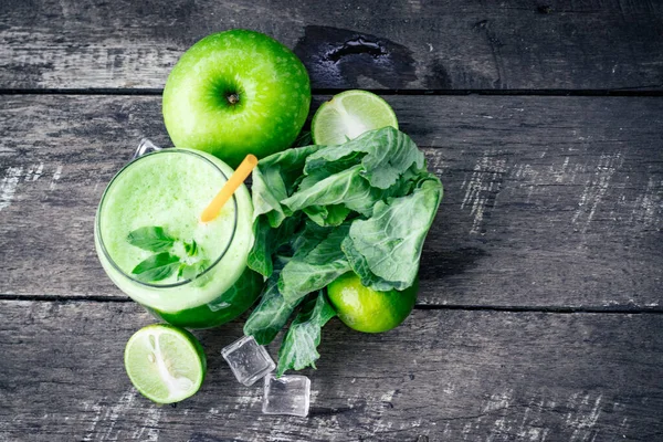 Grüner Apfelsmoothie Glas Und Grünkohlblätter Auf Rustikalem Holztisch Summer Detox — Stockfoto