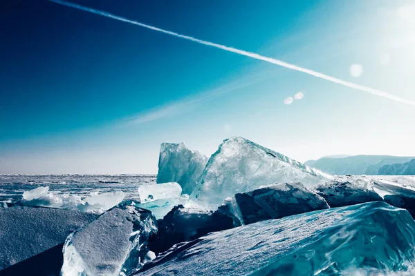 氷の亀裂を溶かす 北極の冬の背景 海岸沿いの冬の氷 — ストック写真