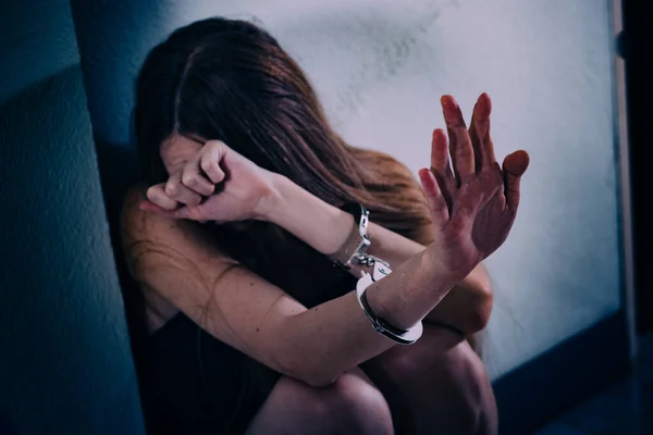 Молода Жінка Страждає Від Насильства Сидить Підлозі Прикриває Обличчя Руками Стокове Зображення