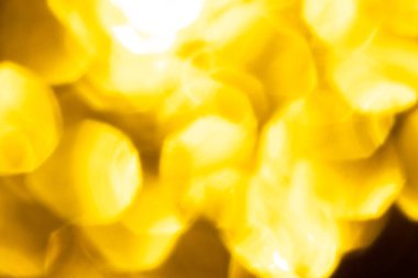 Bokeh ışıkları olan altın parıltılı şenlik arka planı. Yeni yıl, Noel tatili ve Sevgililer Günü için kutlama konsepti.