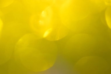 Bokeh ışıkları olan altın parıltılı şenlik arka planı. Yeni yıl, Noel tatili ve Sevgililer Günü için kutlama konsepti.