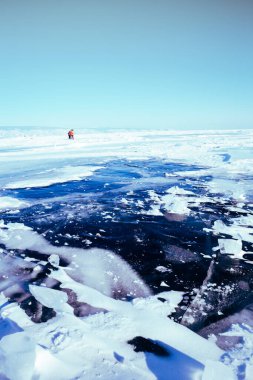 Muhteşem kış manzarası. Kıyı boyunca kış buzu.