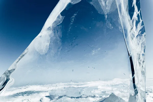 太陽の下で氷の塊が輝いている 北極の冬の背景 海岸沿いの冬の氷 — ストック写真