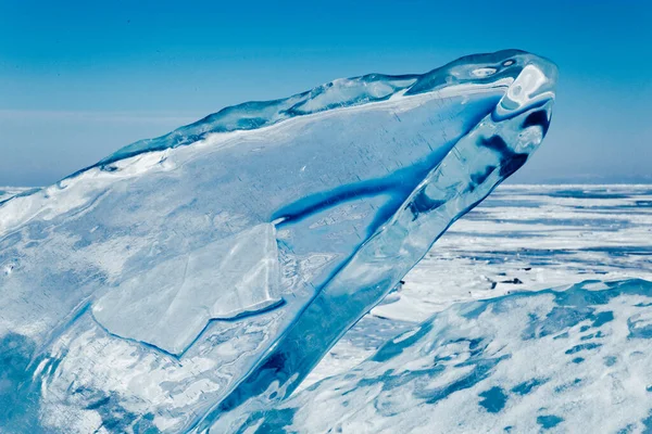 太陽の下で氷の塊が輝いている 北極の冬の背景 海岸沿いの冬の氷 — ストック写真