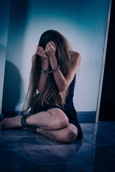 Młoda Kobieta Cierpi Powodu Przemocy Siada Podłodze Zakrywa Twarz Kajdankami — Zdjęcie stockowe