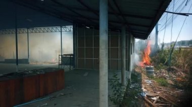 Yangın terk edilmiş evi yaktı. Kurak mevsimde Surface Fire tarafından tahrip edilmek. Çekim 4k