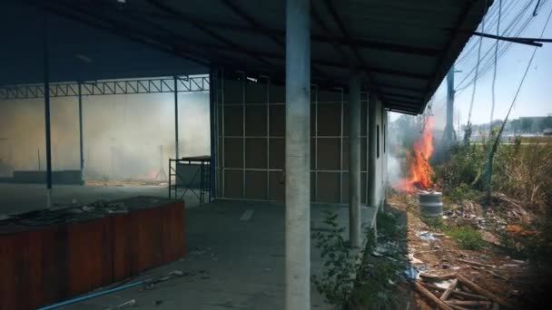 버려진 집에 불이붙었어. 건기에 발사되는 화염에 의한 파괴. 걷기 4k — 비디오