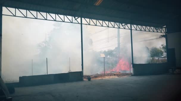 Fuego quemar casa abandonada. Destrucción por fuego superficial durante la estación seca. Filmación 4k — Vídeo de stock