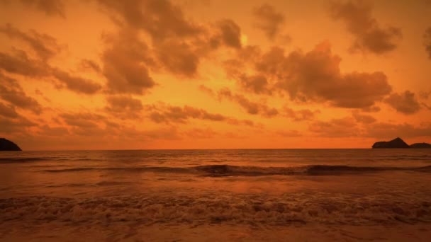 O pôr-do-sol vermelho sobre o mar. Céu vermelho e rosa com nuvens. Pôr-do-sol de verão. Vídeo 4k . — Vídeo de Stock