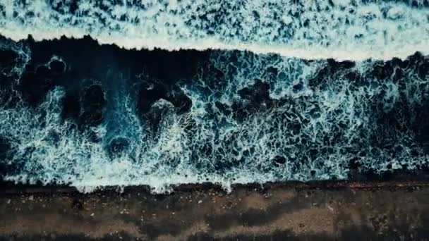 Vuelo aéreo arriba, océano turquesa, con la textura de la espuma en las olas 4k — Vídeo de stock
