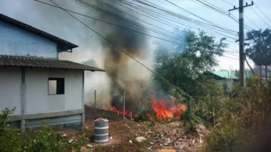 Yangın terk edilmiş evi ve kabloları yaktı. Kurak mevsimde Surface Fire tarafından tahrip edilmek. Çekim 4k