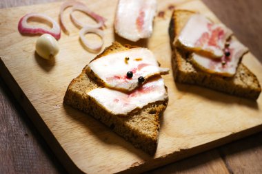Tahtada siyah ekmek ve soğan olan domuz yağı..
