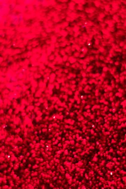 Kırmızı parıltılı doku. Şenlikli ışıl ışıl pullar arka planda yakın plan. Sevgililer günü, yeni yıl ve Noel tatilleri için parlak parlak duvar kağıtları..