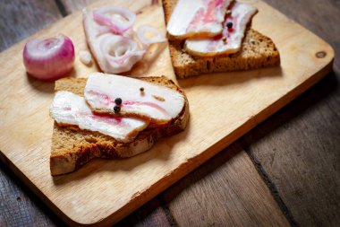 Tahtada siyah ekmek ve soğan olan domuz yağı..