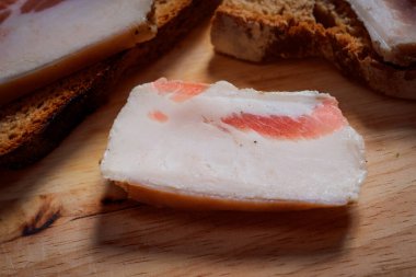 Tahtada siyah ekmek ve soğan olan domuz yağı..