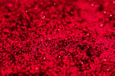 Kırmızı parıltılı doku. Şenlikli ışıl ışıl pullar arka planda yakın plan. Sevgililer günü, yeni yıl ve Noel tatilleri için parlak parlak duvar kağıtları..