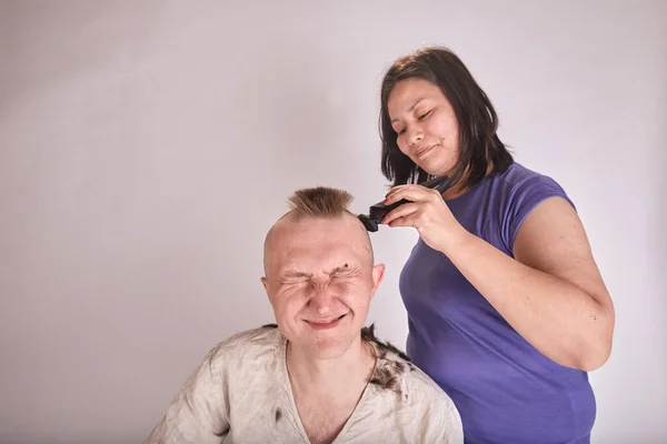 Mulher Cortando Cabelo Para Marido Casa Enquanto Covid Quarentena Auto — Fotografia de Stock