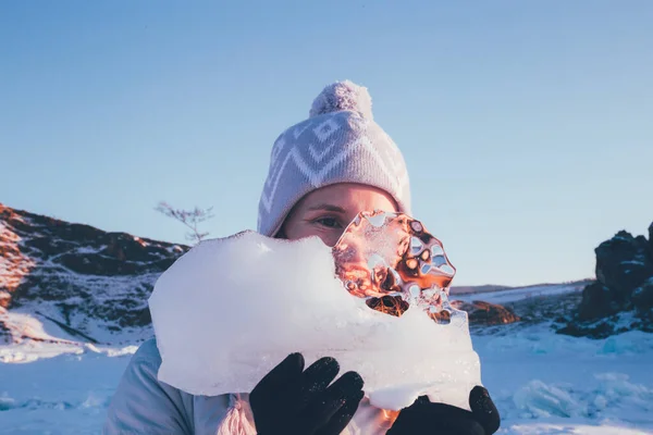 Mujer Viajera Con Bloque Hielo Brillando Sol Turismo Invierno Rusia — Foto de Stock