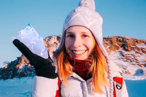 带着冰块旅行的女人在阳光下闪闪发光 俄罗斯贝加尔湖冬季旅游 沿岸冬季结冰 — 图库照片