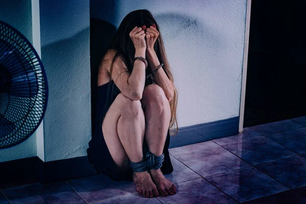 Una Giovane Donna Soffre Violenza Siede Sul Pavimento Copre Viso — Foto Stock