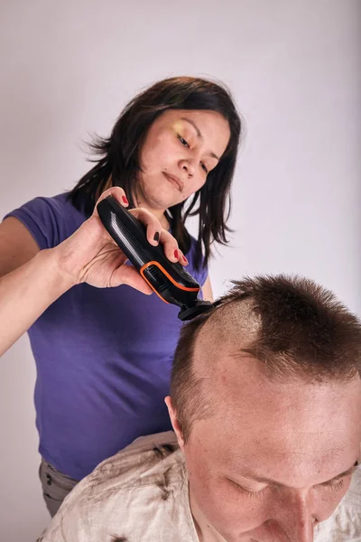 Kadın Covid Karantinadayken Kocası Için Saçını Kestiriyor Kişisel Soyutlanma Aile — Stok fotoğraf
