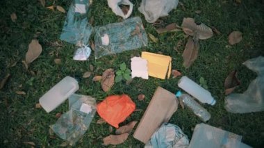 Çöp yığını parka saçıldı. Çevresel kirlilik sorunu kavramı. 4K video