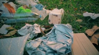 Çöp yığını parka saçıldı. Çevresel kirlilik sorunu kavramı. 4K video