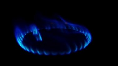 Mutfak ocağı açılıyor. Ocağın üst ocağı alev alev yanıyor. Doğal gaz iltihabı, kapatın.