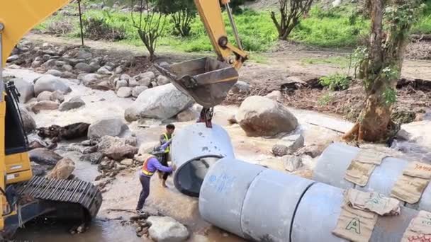 Chiang Rai Thailand August 2018 Rehabilitation Roads Flooding Yellow Excavator — Stock Video