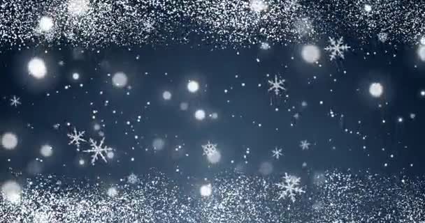 Weißes Konfetti, Schneeflocken und Bokeh-Lichter auf blauem Weihnachtshintergrund. — Stockvideo