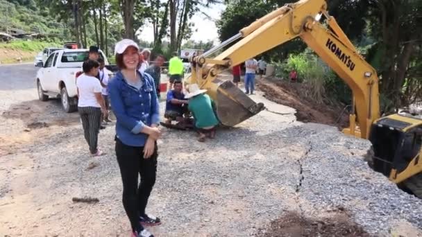 2018年8月20日 洪水后道路修复 工人修理了那辆黄色挖掘机的桶 人们站在周围看 清迈道118号 — 图库视频影像