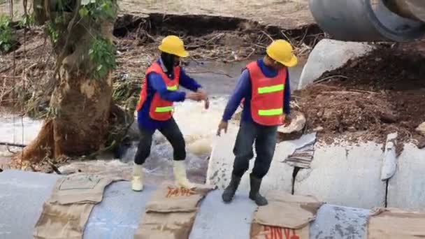 Sanierung von Straßen nach Überschwemmungen Chiang Rai - Chiang Mai Road 118 — Stockvideo