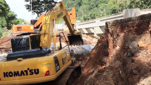 Chiang Rai Thailand August 2018 Rehabilitation Roads Flooding Yellow Excavator — Stock Video