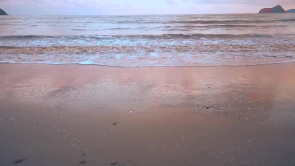 Puestas de sol rojas sobre el mar. Cielo azul y rosa con nubes. Atardecer de verano paisaje marino. Vídeo 4k . — Vídeos de Stock