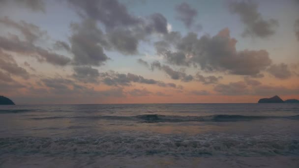 Rode zonsondergangen boven zee. Rode en roze lucht met wolken. Zomer zonsondergang zeegezicht. 4k Video. — Stockvideo