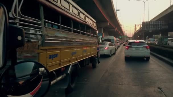 バンコクタイ 2020年1月6日 車は高速道路の下の交通渋滞の中でゆっくりと立って運転します 橋のパイロンに太陽の輝き — ストック動画