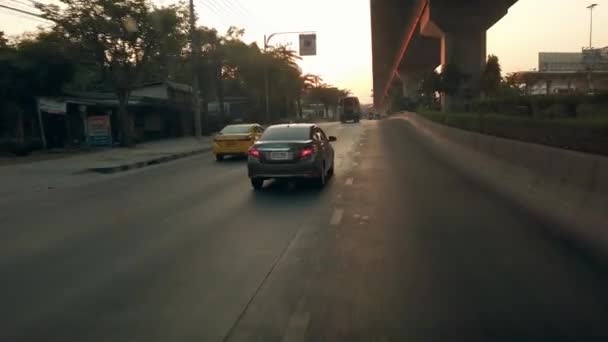 バンコクタイ 2020年1月6日 車は高速道路の下の交通渋滞の中でゆっくりと立って運転します 橋のパイロンに太陽の輝き — ストック動画