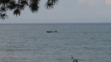 Tekne bulutlu bir günde Baykal Gölü 'nde yüzer..