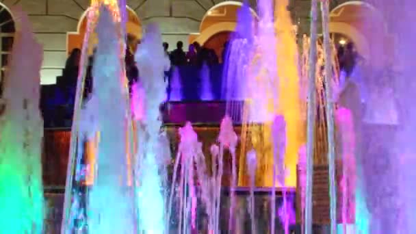 噴水の多色のジェット フォーカスの背景の観光客で — ストック動画