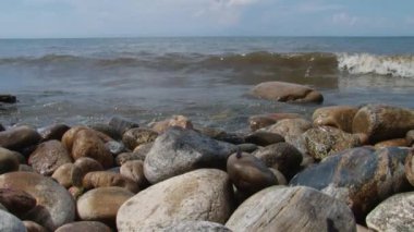 Kelebek, taşın üzerinde otururken yaklaş. Göl suyu arkaplanı