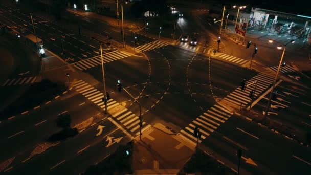 有加油站的交叉口空中景观 夜间城市交通流量低 4K视频 — 图库视频影像